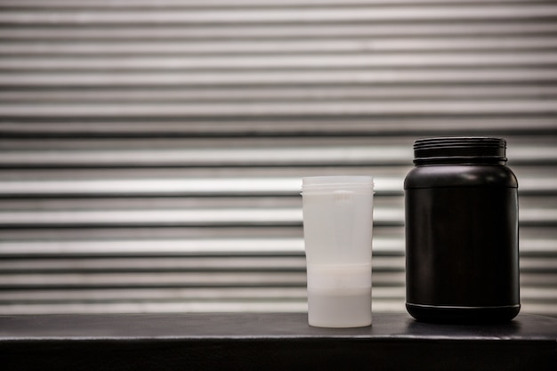 写真 タンパク質粉末飲料およびフラスコ