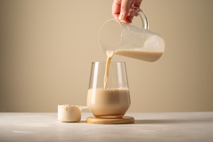 Photo protein powder and drink pouring chocolate drink in a glass