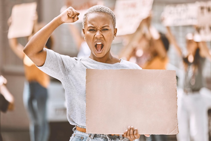 Photo 抗議段ボールのモックアップと黒人女性の群衆または通りの肖像画で、男女平等の人権と正義と声と力女性のエンパワーメントのための法政治と活動主義のモックアップサイン