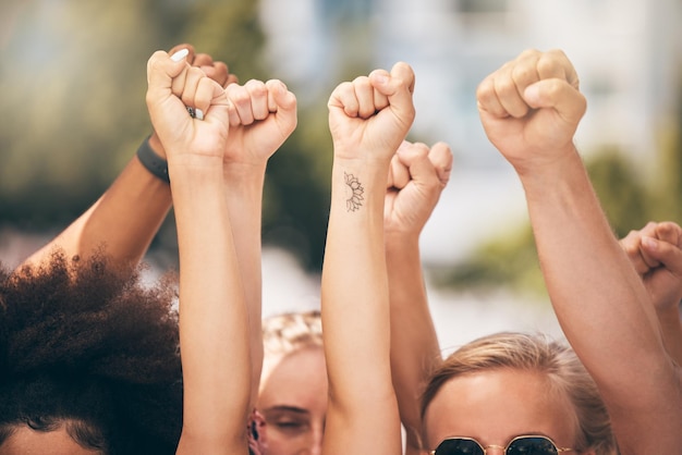 사진 항의 단체와 사람들의 주먹은 연대 평등과 힘을 가진 여성들을 위해 공중에 손을 얹습니다