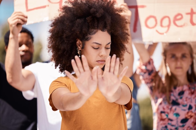 Fermata di protesta e mani di donna nera con persone in strada per l'uguaglianza, libertà e diritti umani comunità di giustizia e gruppo di attivisti su strada in città per la questione delle vite nere e il cambiamento sociale