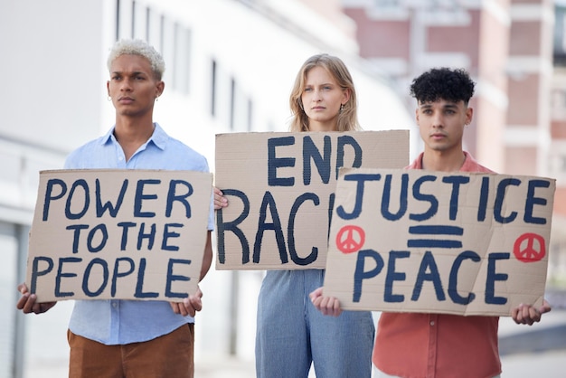 Protestmenigte en poster van vrede, racisme en rechtvaardigheid in straatrallystrijd in de stad en mensenrechtenvrijheidsrally Gemeenschapsgroep, samenleving en volksrevolutie ondertekenen macht en steun voor gelijkheid