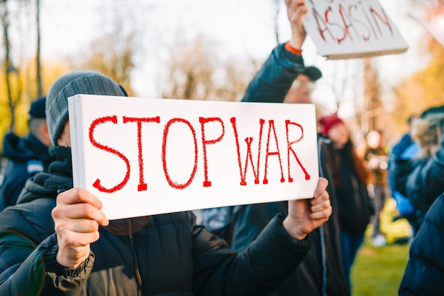 Foto manifestanti con striscioni in una manifestazione contro la guerra