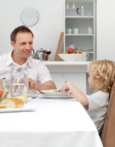 パスタを一緒に食べながら息子と話し合っている自慢のパパ