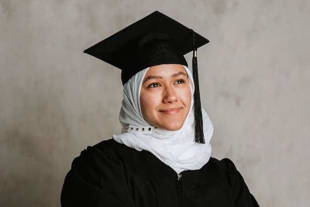 Orgogliosa donna musulmana in abito da laurea