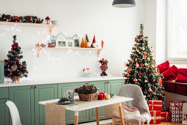 L'albero di natale interno della cucina provenzale è decorato con il fuoco selettivo delle palle rosse del giocattolo