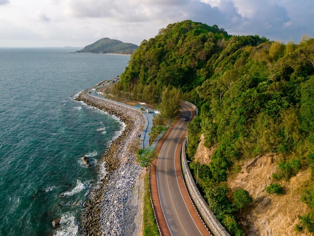 Provincie Chantaburi Thailand Road langs het strand en de oceaan