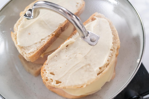 Provolone en appel gegrilde kaassandwich