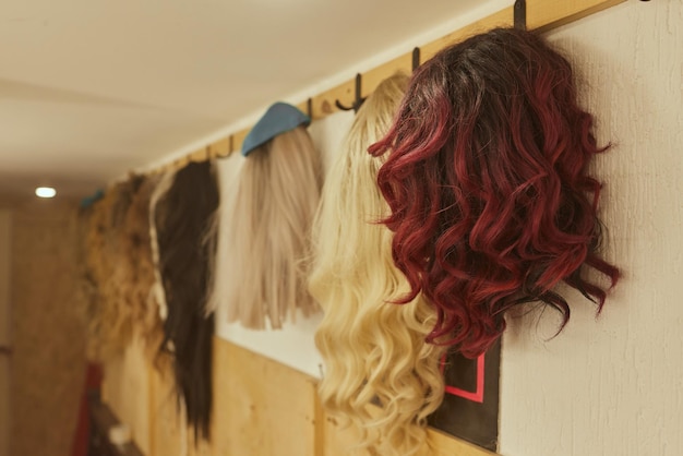 Pruiken natuurlijk en synthetisch haar schoonheidsconcept voor vrouwen close-up foto van pruikenhaar voor dames