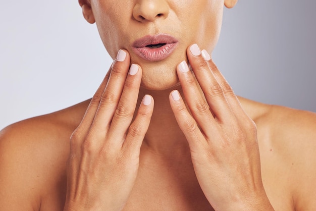 Pruilende lippen of handen van een vrouw voor huidverzorging schoonheid of dermatologie wellness Close-up anti-aging en mond of manicure van een model voor cosmetische nagels of gloed geïsoleerd op een studio achtergrond