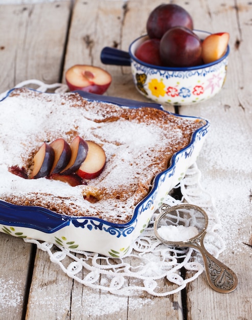 Pruimcake in de vorm met poedersuiker