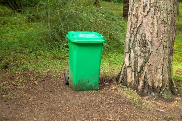 Foto prullenbak in de natuur