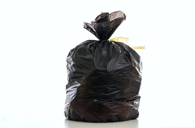 Prullenbak zwarte vuilniszak vol en gebonden geïsoleerd tegen een witte achtergrond
