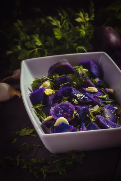 Photo prunelle potatos garnished with parsley and garlic