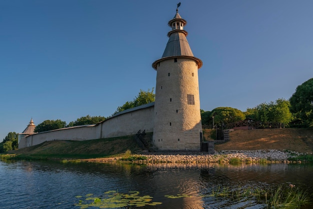 ロシアのプスコバ川のほとりにあるプスコフ・クロムリン