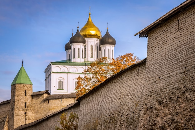 Photo pskov kremlin, trinity cathedral, russia