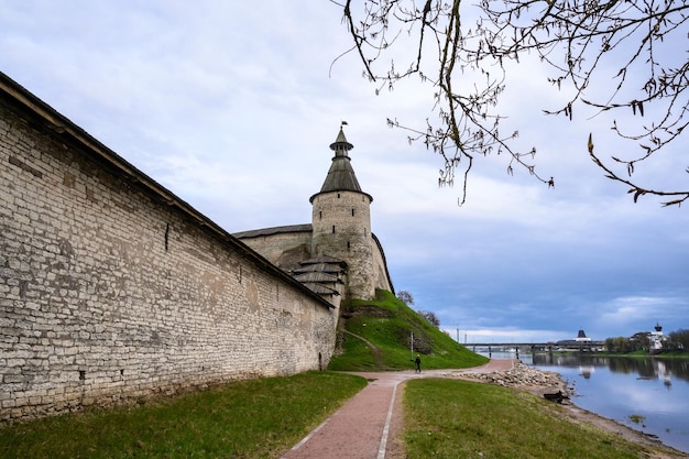 Pskov, Rusland begint hier. Historische plek in Pskov. vesting muur. Vierkante ronde toren