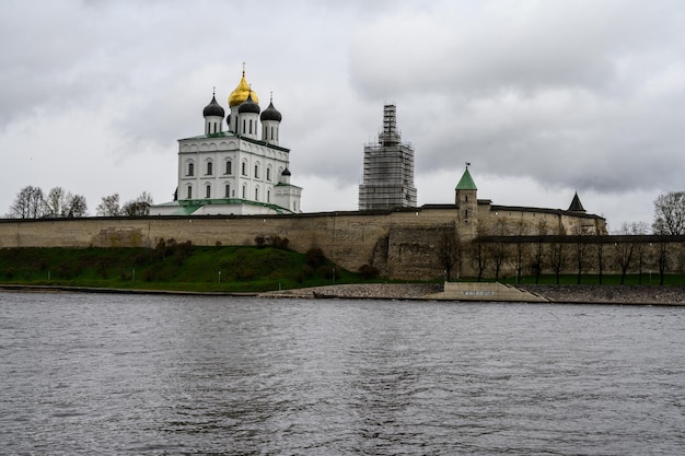 プスコフロシアはここから始まりますプスコフ要塞の壁の史跡プスコフクロムそれは厄介な日です