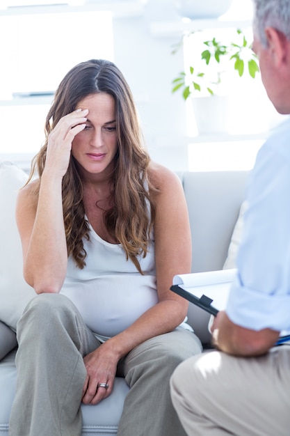 psychiater adviseren pregenat vrouw in de kliniek