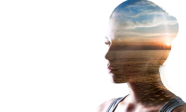 写真 精神分析と瞑想、概念。若い女性のプロフィールと海に沈む夕日、