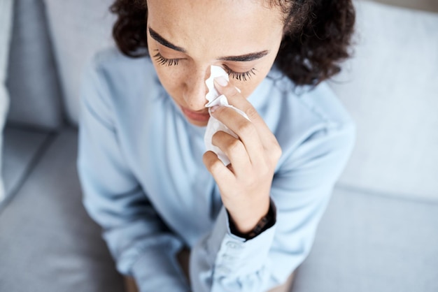 Psychologie verdrietig en vrouw huilend met een tissue tijdens een sessie voor verdriet, depressie of geestelijke gezondheid Psychiatrie depressief en dame emotioneel tijdens een psychotherapiesessie zittend op een bank op kantoor
