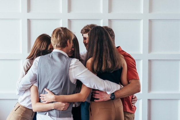 Psychologische ondersteuning mensen staan in een cirkel en knuffelen