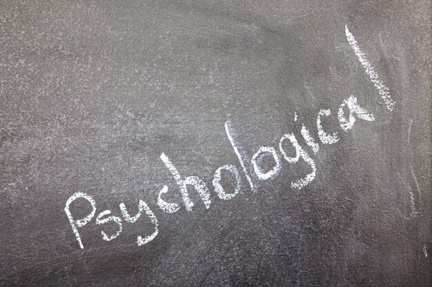 PSYCHOLOGISCHE tekst geschreven met krijt op een bord Psychologisch woord afkorting concept