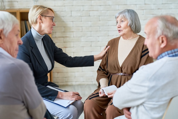 Foto psicologo che consulta le persone senior nella casa di cura