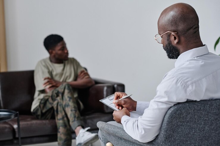 Photo psychologist talking to patient at office