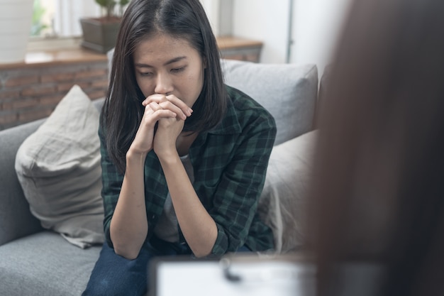 心理学者が精神状態について落ち込んでいる患者と話しています。