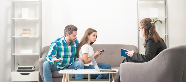 Photo psychology mental family therapy psychologist with family at psychotherapy session on psychological consultation phone addiction father and child at psychologist session
