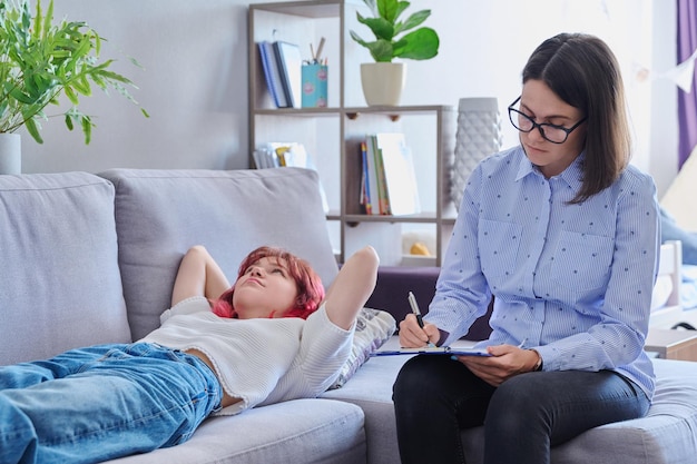 Psycholoog adviseert tienervrouw individuele therapie in het kantoor van de dokter