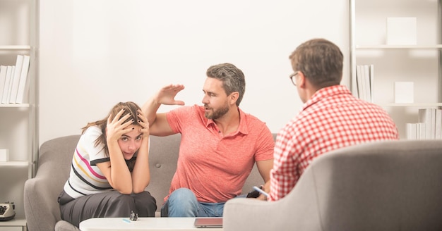 psycholoog geeft gezinstherapie voor man en vrouw, relatie.