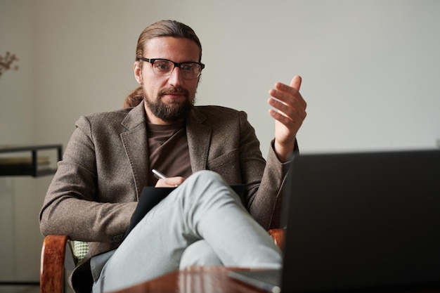 Psycholoog heeft een online ontmoeting met de patiënt