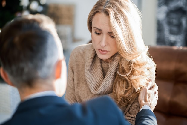 Psycholoog praat met een cliënt en ziet er vriendelijk uit