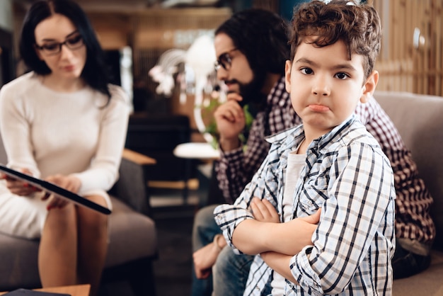 Psychotherapeut is Vrouw. Zoon is overstuur en ontevreden.