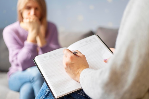 Foto psychotherapie-sessie een vrouw praat met haar psycholoog in haar kantoor psychotherapie-consultatie selectieve focus