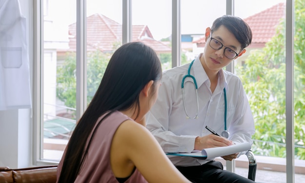 Psycologist doctor working with woman