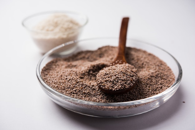 Psyllium husk 또는 isabgol은 주로 인도에서 발견되는 Plantago ovata의 씨앗에서 추출한 섬유입니다. 변덕스러운 배경 위에 그릇에 제공됩니다. 선택적 초점