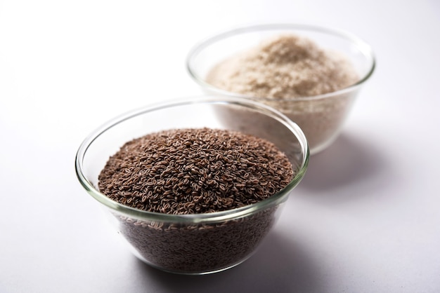 Psyllium husk 또는 isabgol은 주로 인도에서 발견되는 Plantago ovata의 씨앗에서 추출한 섬유입니다. 변덕스러운 배경 위에 그릇에 제공됩니다. 선택적 초점