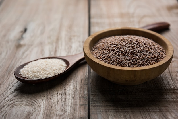 Psyllium husk 또는 isabgol은 주로 인도에서 발견되는 Plantago ovata의 씨앗에서 추출한 섬유입니다. 변덕스러운 배경 위에 그릇에 제공됩니다. 선택적 초점