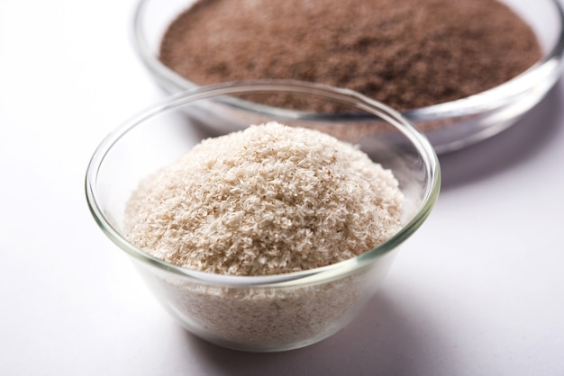 사진 psyllium husk 또는 isabgol은 주로 인도에서 발견되는 plantago ovata의 씨앗에서 추출한 섬유입니다. 변덕스러운 배경 위에 그릇에 제공됩니다. 선택적 초점