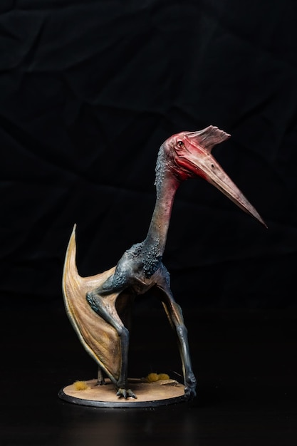Foto il dinosauro pterosauro nell'oscurità