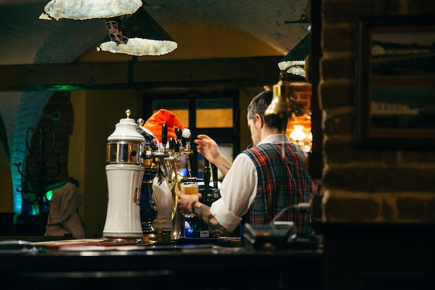 Pub interieur. avondtijd in de bar. ober op het werk