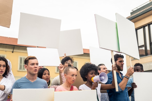 Foto manifestazione pubblica sulla strada contro problemi sociali e diritti umani. gruppo di persone multietniche che protestano pubblicamente