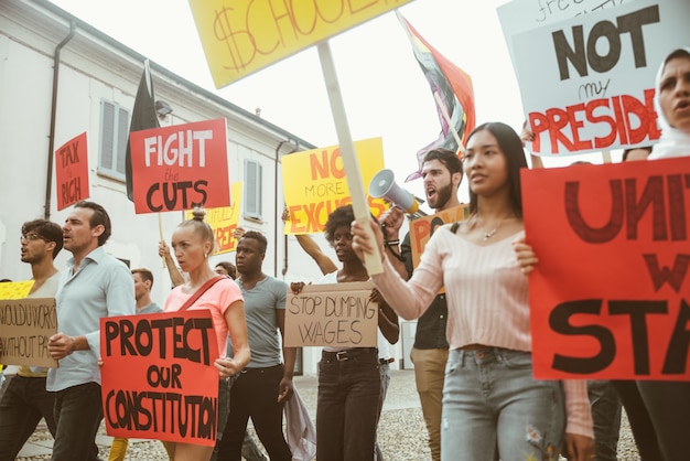 Manifestazione pubblica sulla strada contro problemi sociali e diritti umani. gruppo di persone multietniche che protestano pubblicamente