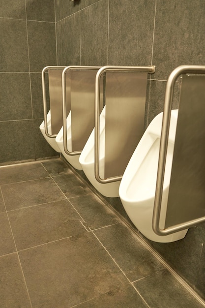 Foto aeroporti puliti della toilette degli uomini pubblici