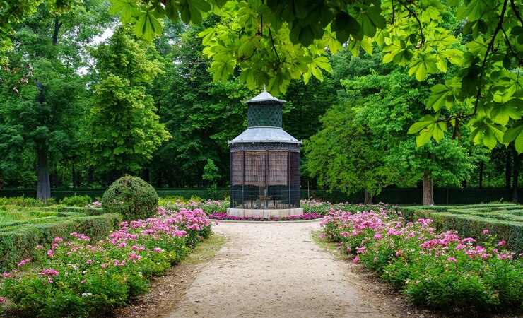 春には大きな鳥かごと開花生垣のある公園コーナー