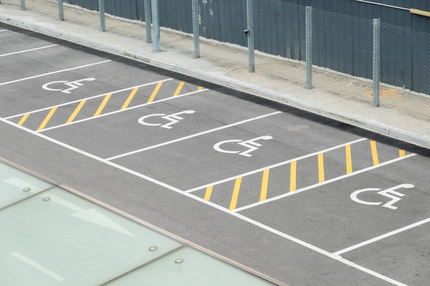 Parcheggio pubblico per disabili per il parcheggio della macchina per disabili,