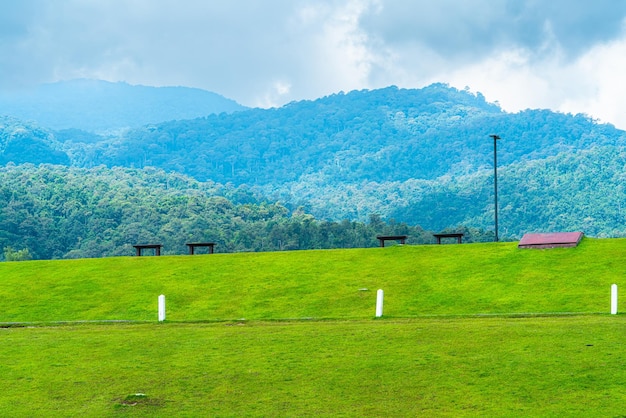 Un luogo pubblico per i viaggi di piacere ampio prato e un grande paesaggio di alberi al parco per rilassarsi con nella foresta naturale vista sulle montagne primavera cielo nuvoloso sfondo con nuvola bianca nell'università di chiang mai